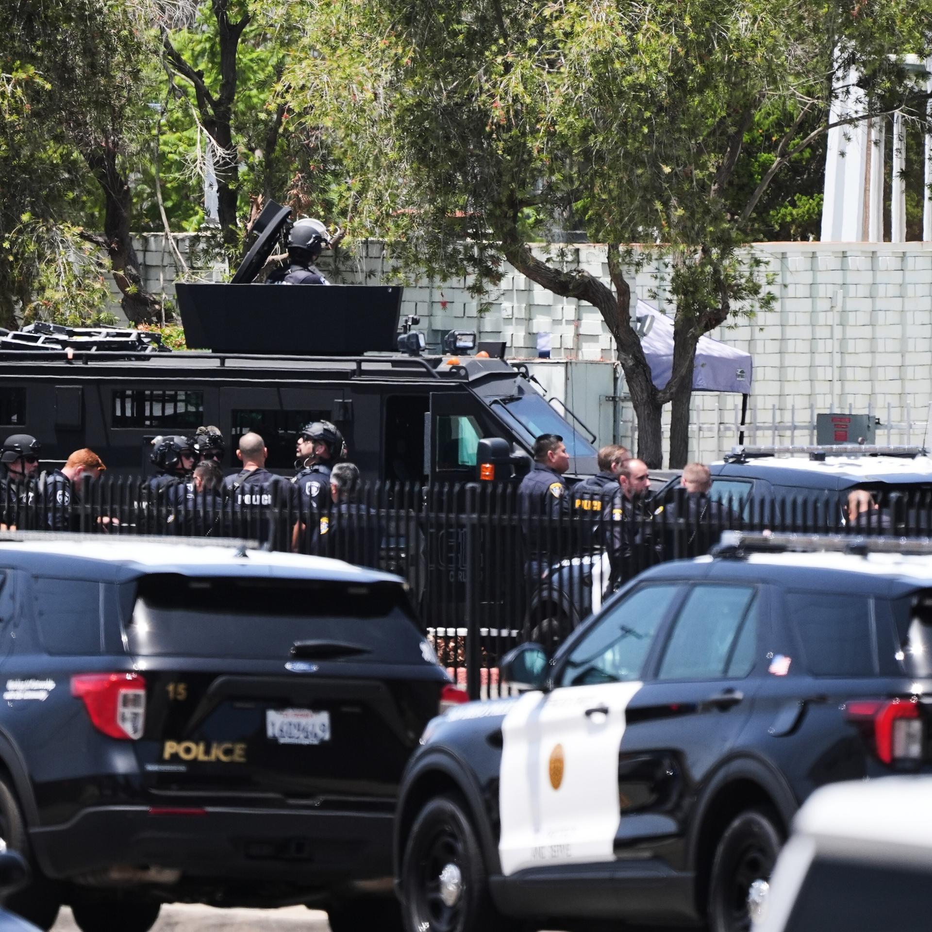 Polizeikräfte und Fahrzeuge stehen vor dem Islamischen Zentrum von San Diego.