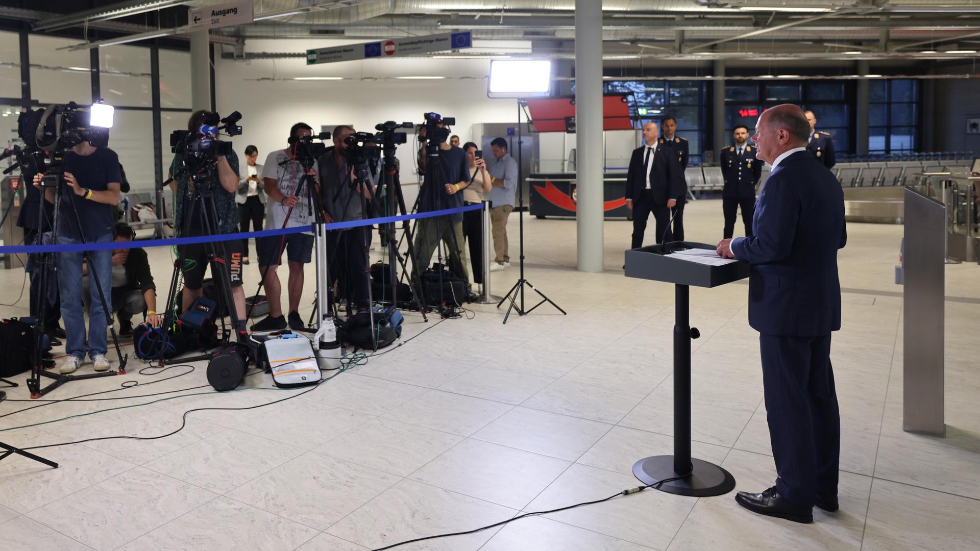 Bundeskanzler Olaf Scholz spricht auf einer Pressekonferenz über den Gefangenenaustausch mit Russland. 