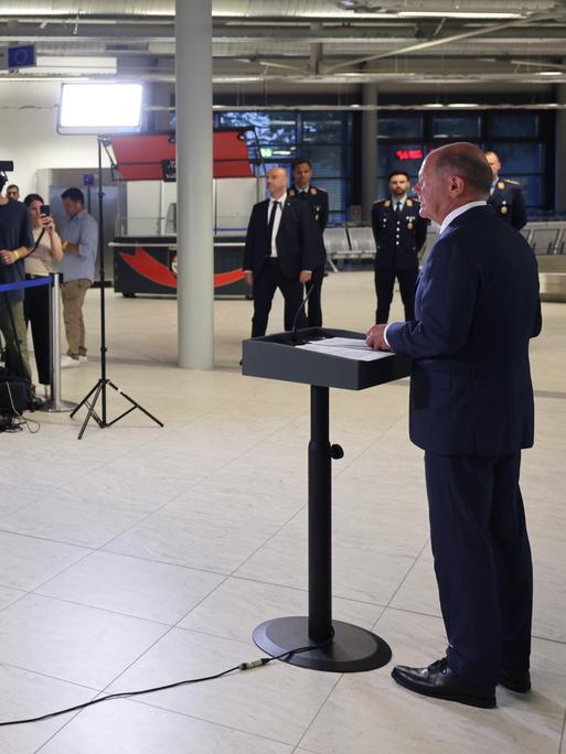 Bundeskanzler Olaf Scholz spricht auf einer Pressekonferenz über den Gefangenenaustausch mit Russland. 