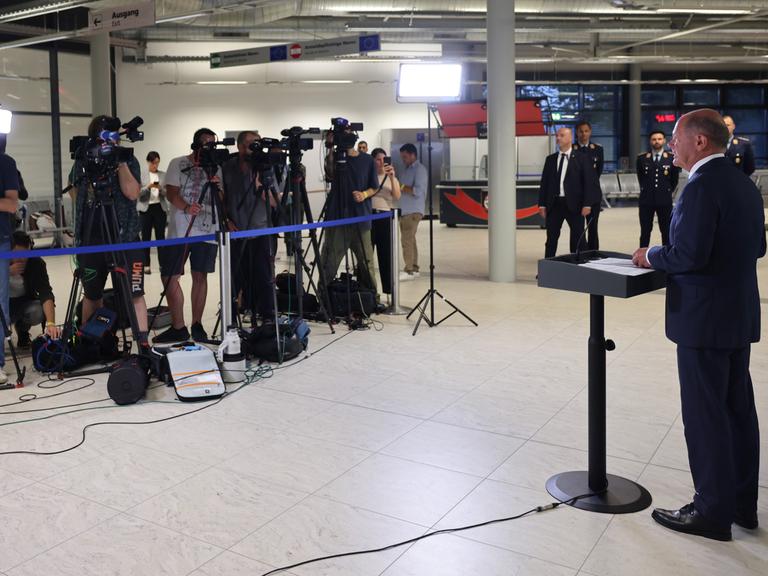 Bundeskanzler Olaf Scholz spricht auf einer Pressekonferenz über den Gefangenenaustausch mit Russland. 