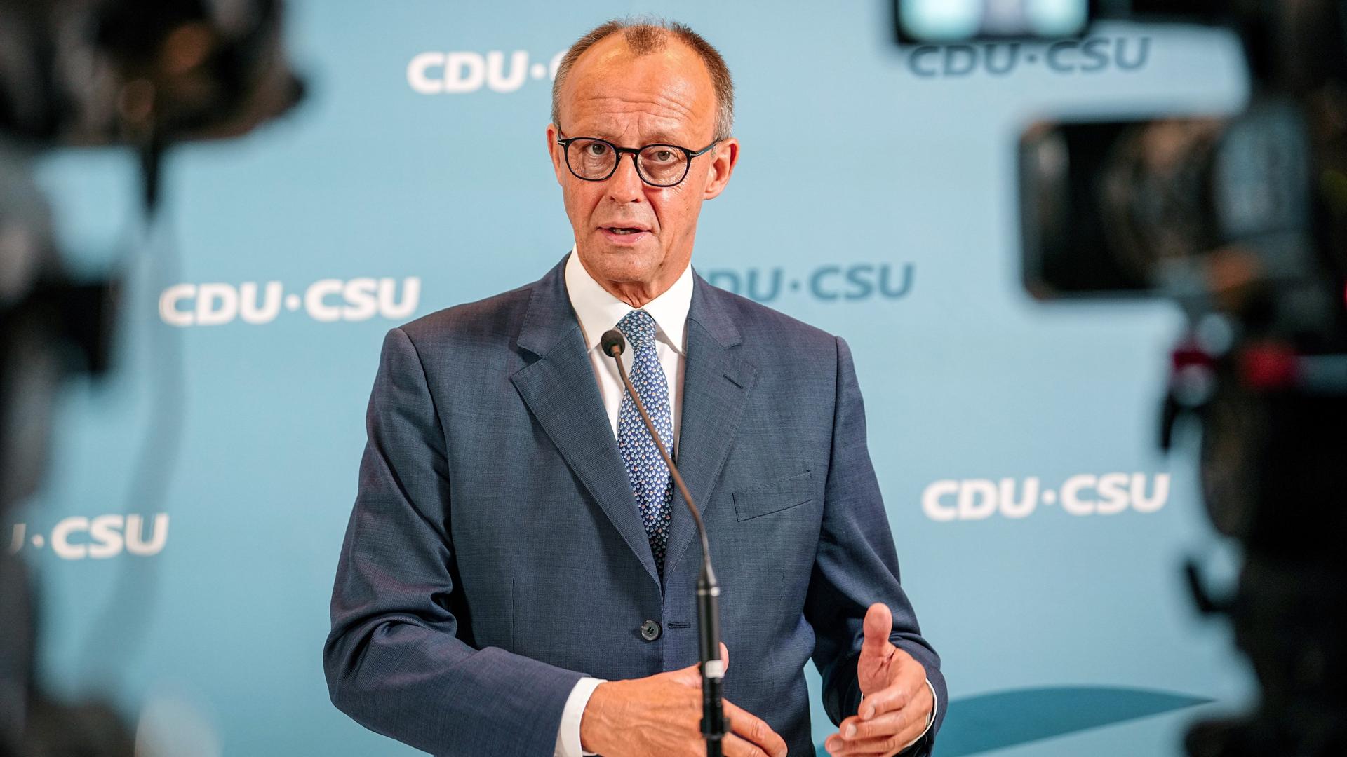 Friedrich Merz, CDU-Bundesvorsitzender und Unionsfraktionsvorsitzender, gibt zu Beginn der Fraktionssitzung ein Pressestatement. 