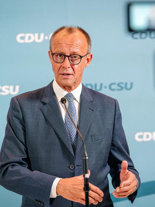 Friedrich Merz, CDU-Bundesvorsitzender und Unionsfraktionsvorsitzender, gibt zu Beginn der Fraktionssitzung ein Pressestatement. 