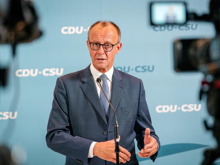 Friedrich Merz, CDU-Bundesvorsitzender und Unionsfraktionsvorsitzender, gibt zu Beginn der Fraktionssitzung ein Pressestatement. 