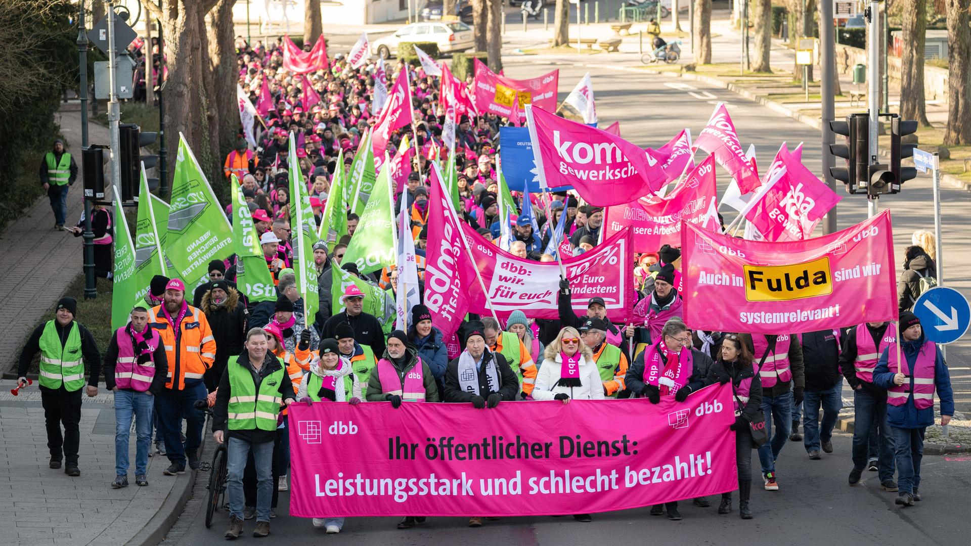 Hessen, Fulda: "Ihr öffentlicher Dienst: Leistungsstark und schlecht bezahlt" steht während eines Warnstreiks von Beschäftigten im öffentlichen Dienst auf einem Banner am Demonstrationszug.