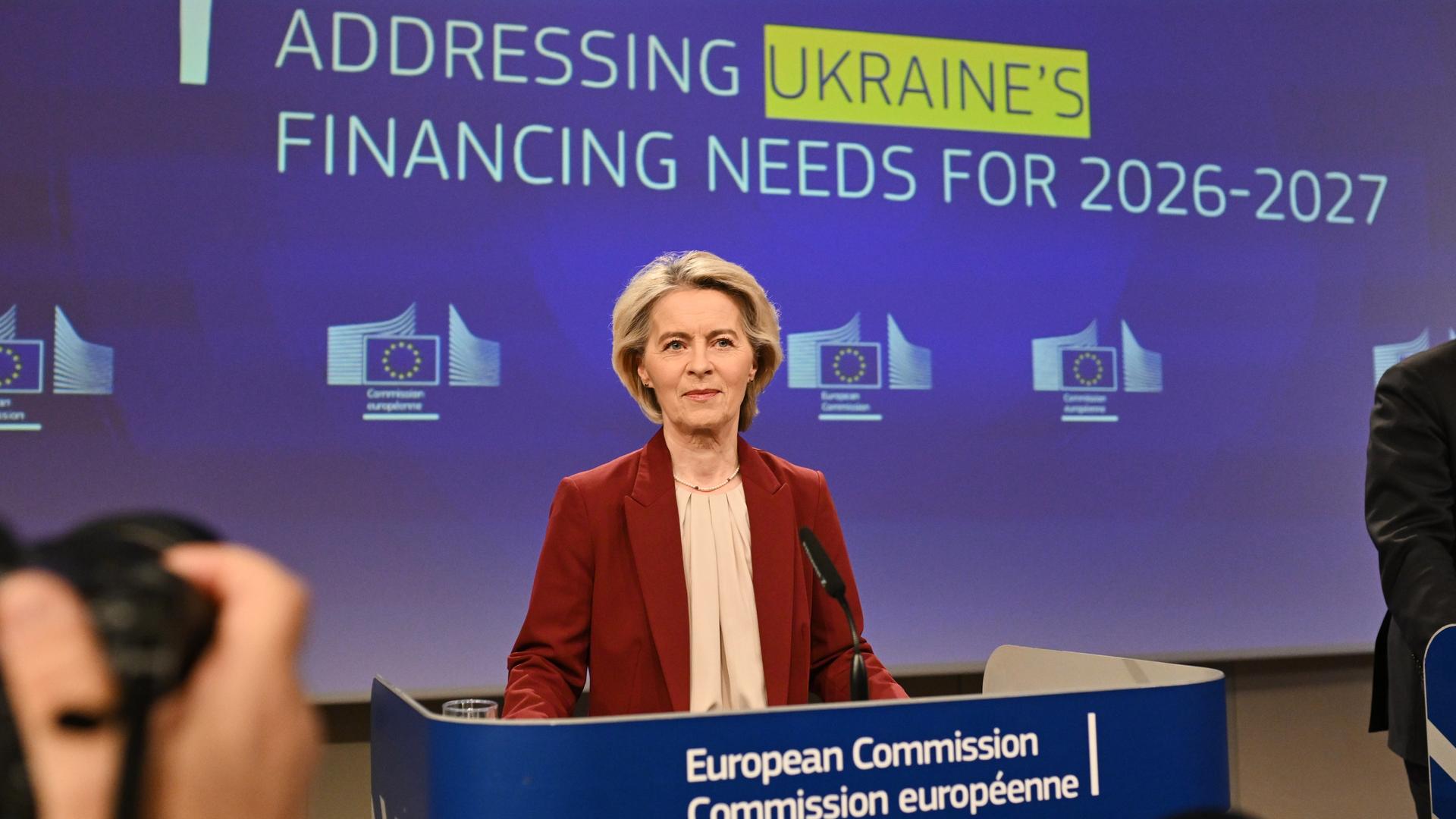 EU-Kommissionspräsidentin von der Leyen steht hinter einem Rednerpult. Hinter ihr auf der Leinwand ist "Adressing Ukraine's Financing Needs for 2026-2027" zu lesen.
