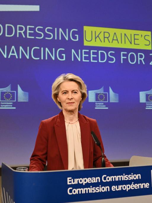 EU-Kommissionspräsidentin von der Leyen steht hinter einem Rednerpult. Hinter ihr auf der Leinwand ist "Adressing Ukraine's Financing Needs for 2026-2027" zu lesen. EU-Kommissionspräsidentin von der Leyen steht hinter einem Rednerpult. Hinter ihr auf der Leinwand ist "Adressing Ukraine's Financing Needs for 2026-2027" zu lesen.