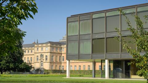 Der Landtag von Baden-Württemberg, im Hintergrund das Neue Schloss Stuttgart
