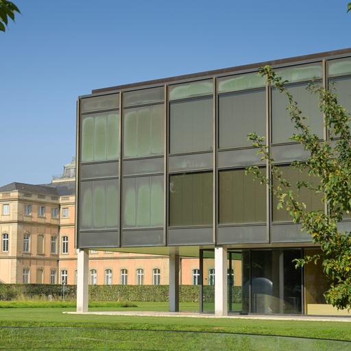 Der Landtag von Baden-Württemberg, im Hintergrund das Neue Schloss Stuttgart