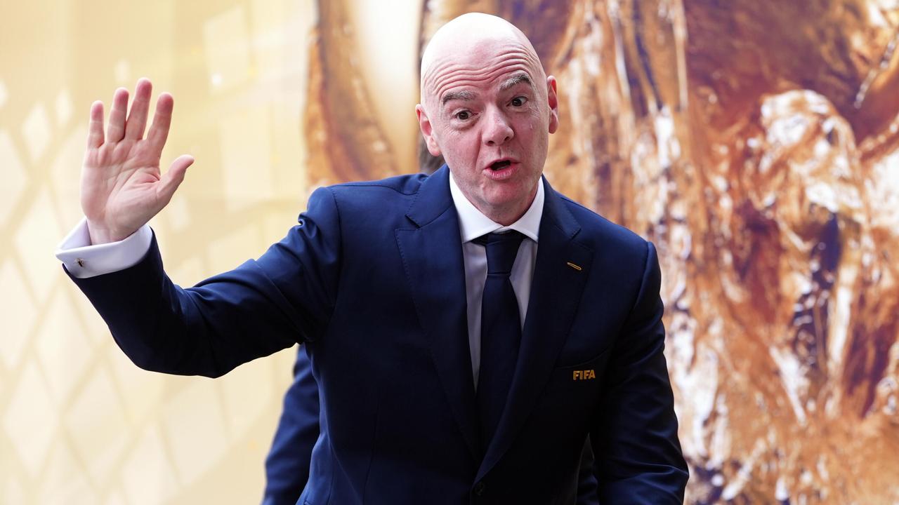 FIFA-Präsident Gianni Infantino winkt in die Kamera.