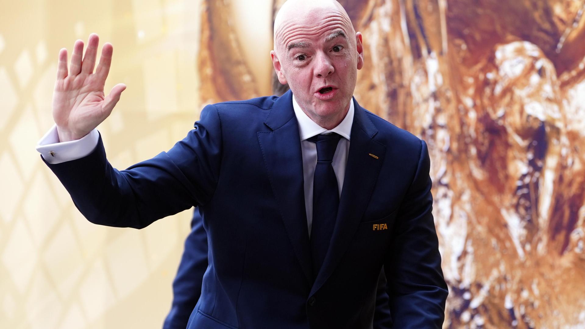 Der FIFA-Präsident Gianni Infantino winkt in die Kamera