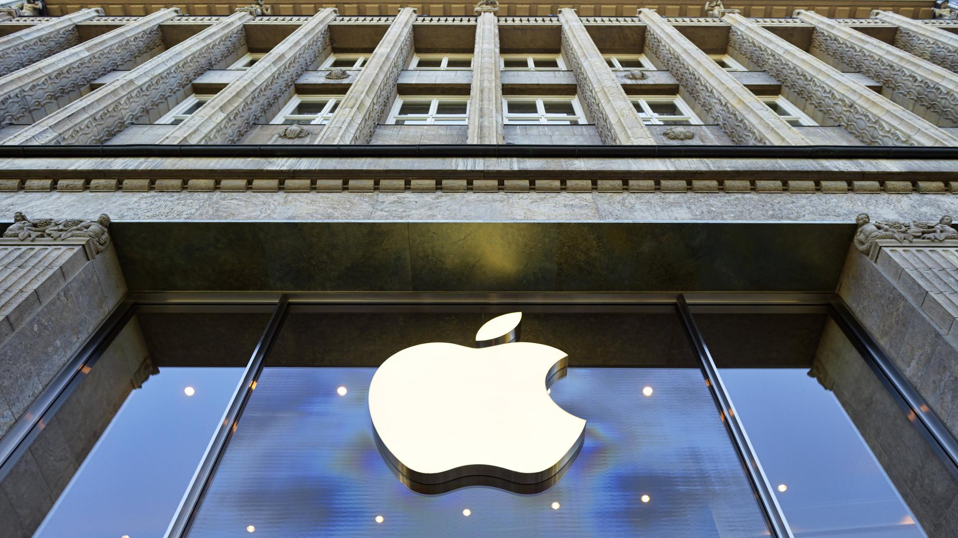 Das Apple-Logo am Apple Store in Hamburg.