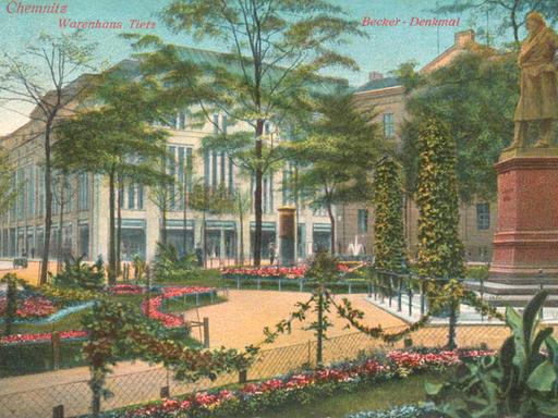 Eine Postkarte. Warenhaus Tietz in Chemnitz, ca.1913. Kolorierte Fotografie.