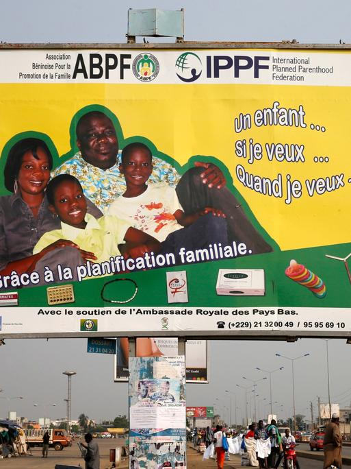 Auf einer Werbetafel auf einer belebten Strasse ist eine Familie abgebildet, darunter verschiedene Verhütungsmethoden.