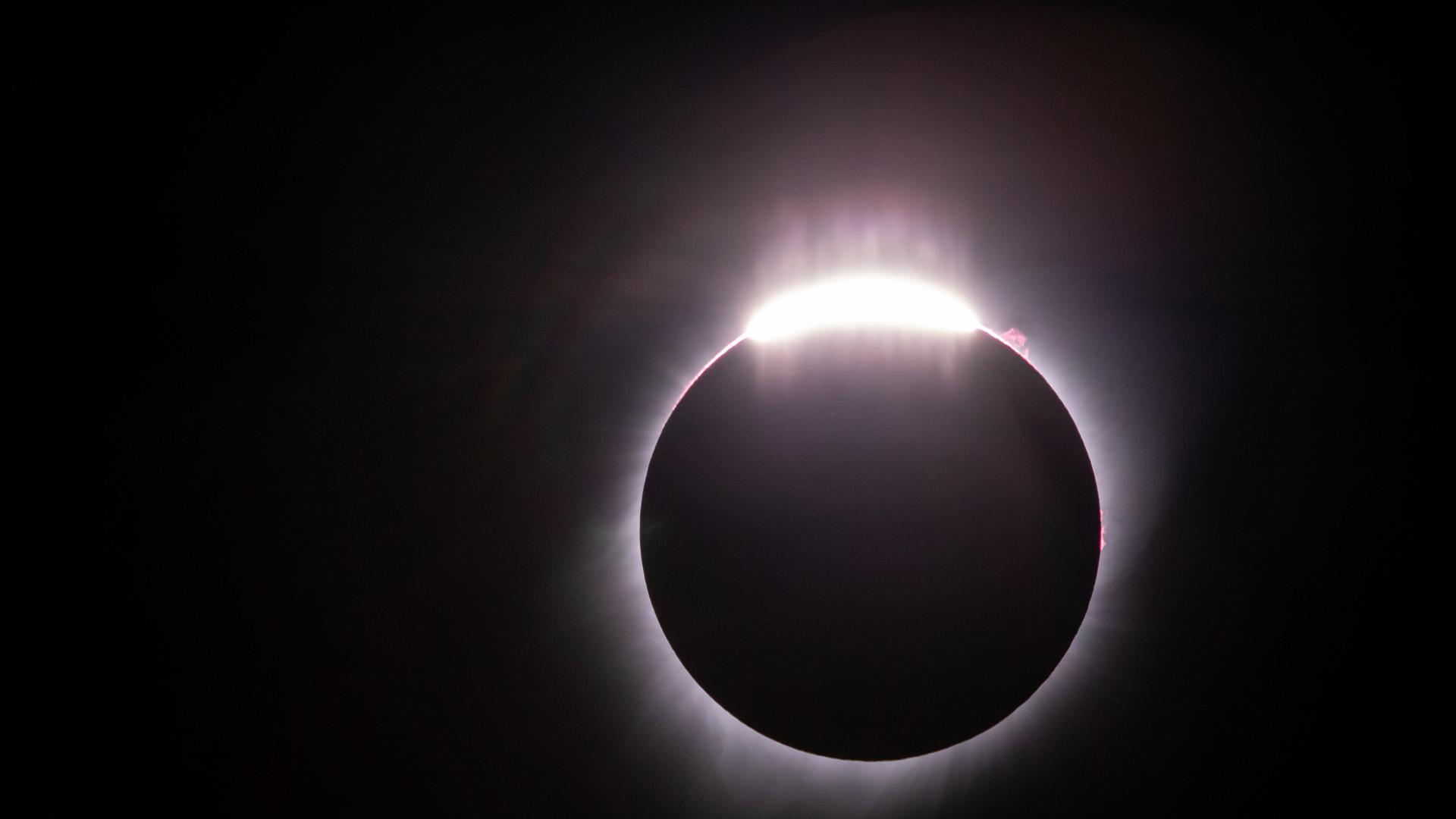 Totale Sonnenfinsternis mit sichtbarem Diamantring und Baily`s Perlen (aufgenommen am 21. August 2017 in Oregon).