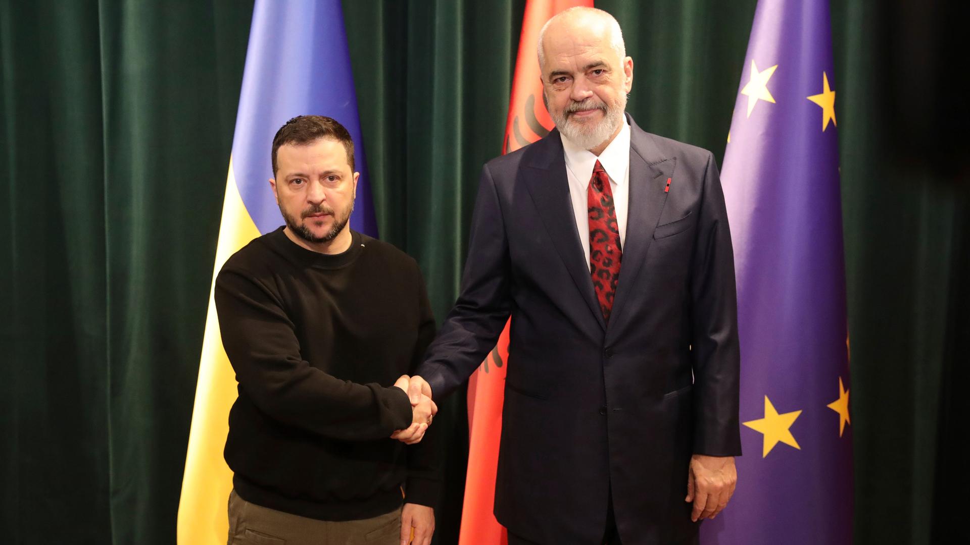 Tirana: Edi Rama (r), Ministerpräsident von Albanien, begrüßt den ukrainischen Präsidenten Wolodymyr Selenskyj (l) zu ihrem Treffen.