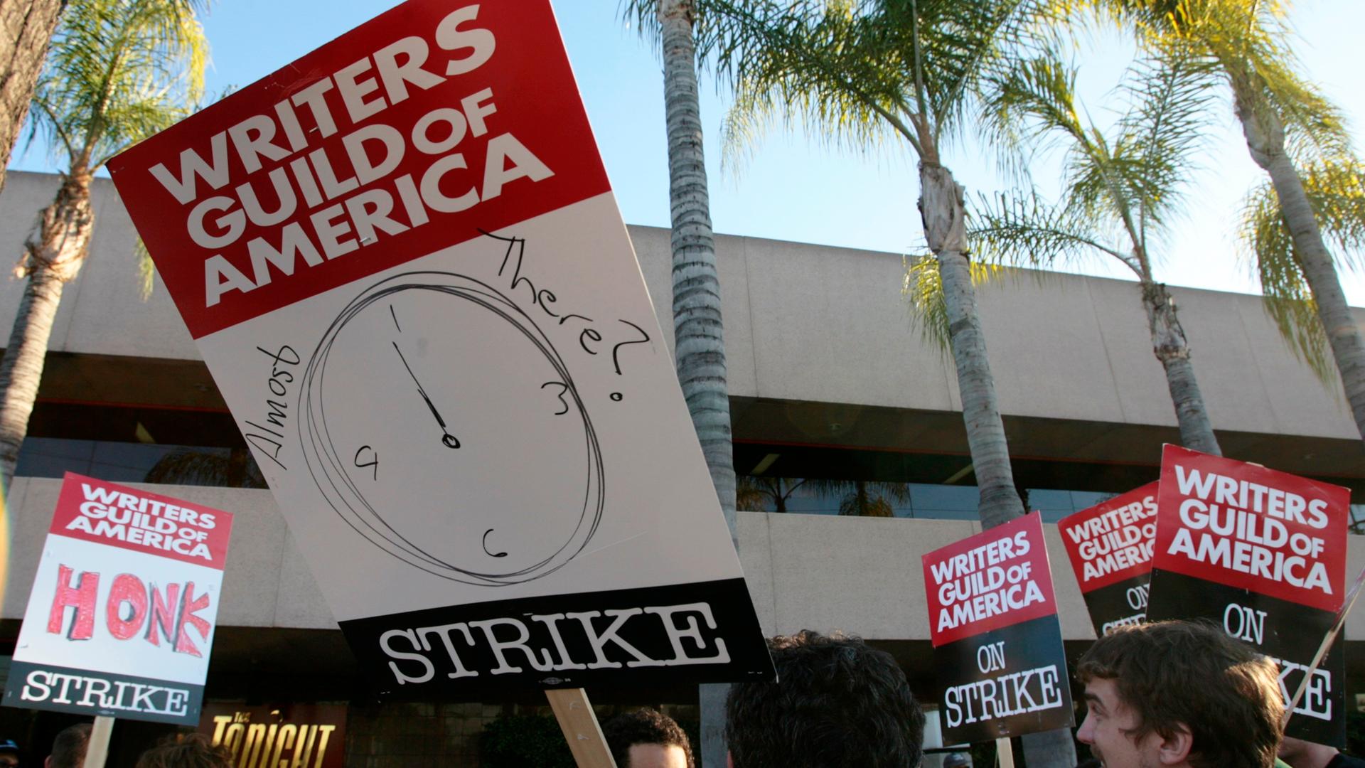 Streikende der "Writers Guild of America" im Jahr 2008 bei einer Demonstration von den NBS Studios in Burbank, Kalifonien, USA. Streikende der "Writers Guild of America" im Jahr 2008 bei einer Demonstration von den NBS Studios in Burbank, Kalifonien, USA.