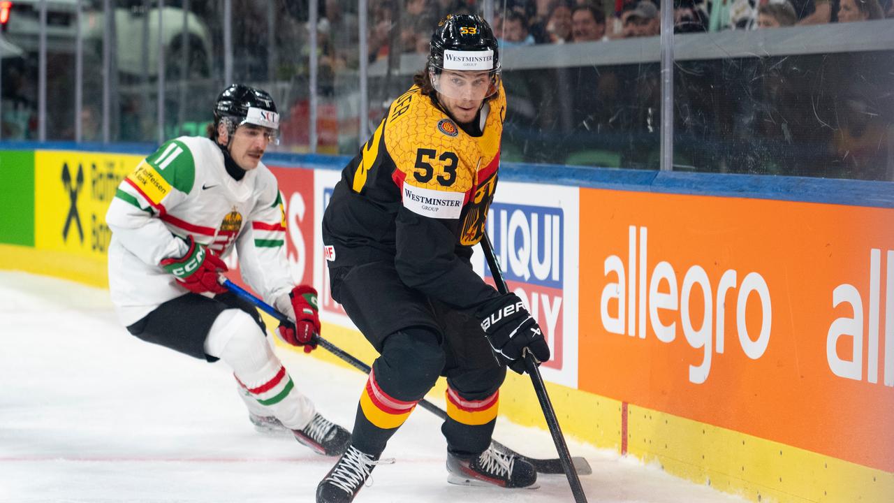 Deutschlands Spieler Moritz Seider kämpft mit dem ungarischen Nationalspieler Bence Horvath um den Puck.