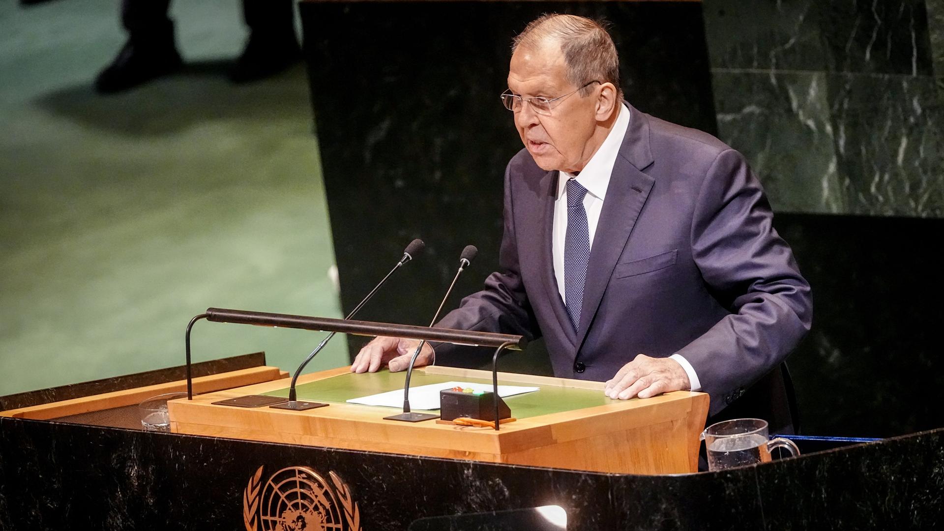 Der russische Außenminister Sergej Lawrow steht am Rednerpult der UNO-Vollversammlung in New York. 