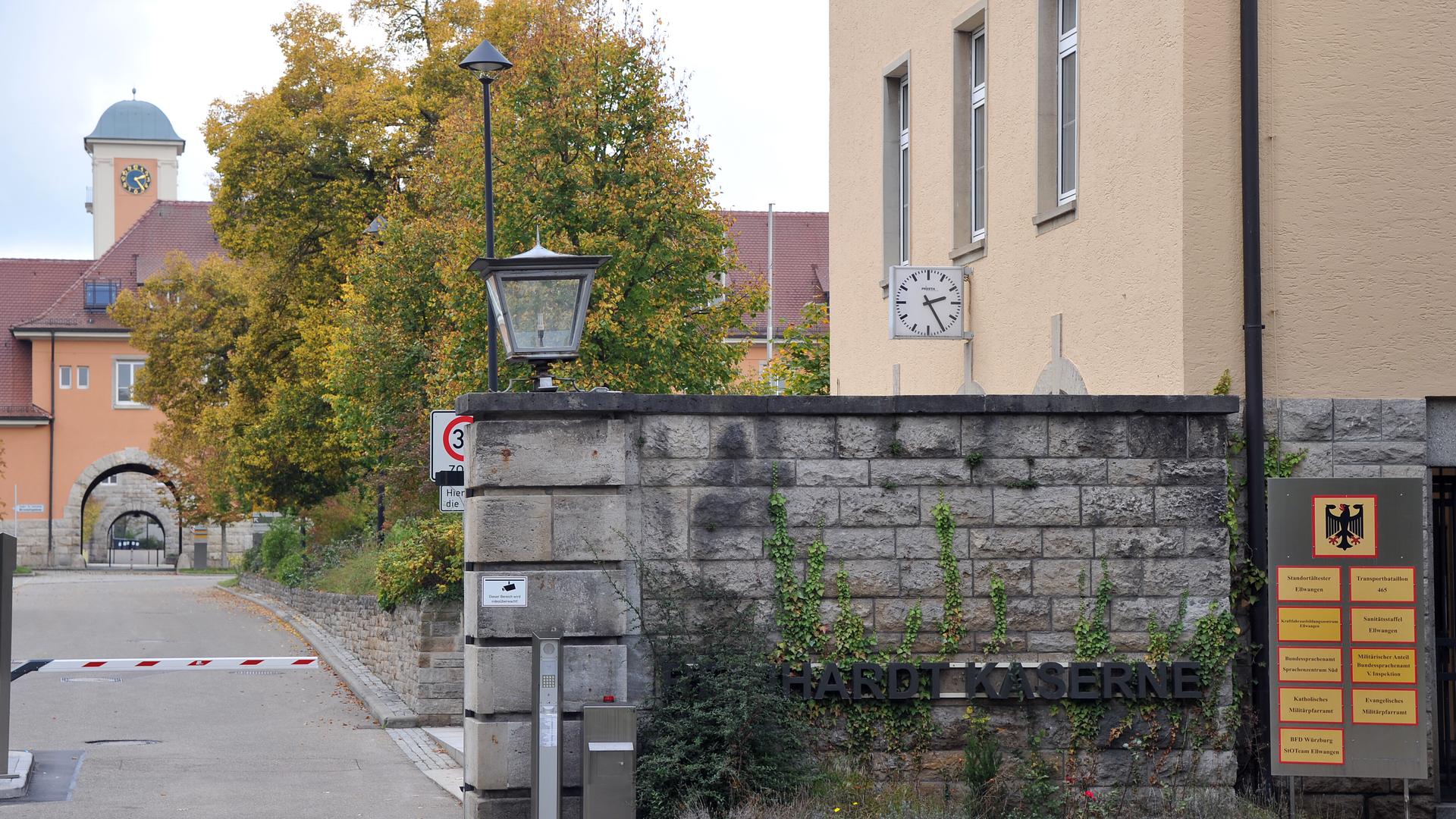 An der Reinhardt-Kaserne in Ellwangen (Baden-Württemberg) ist am 01.10.2014 die Zugangsschranke verschlossen. Nach Abzug der Bundeswehr plant der zuständige Ostalbkreis auf dem früheren Kasernengelände eine Asylbewerberunterkunft einzurichten. Foto: Stefan Puchner/dpa ++