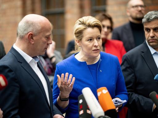 Kai Wegner (CDU), Vorsitzender, und Franziska Giffey (SPD), Regierende Bürgermeisterin von Berlin, kommen nach den Koalitionsverhandlungen von CDU und SPD auf den Euref-Campus zu einem Statement.