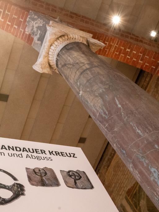 Ein Plakat mit Abbildungen weist im Museum für Vor- und Frühgeschichte des Neuen Museums auf die Gussform und den Abguss des Spandauer Kreuzanhängers aus dem 11. Jahrhundert hin. 