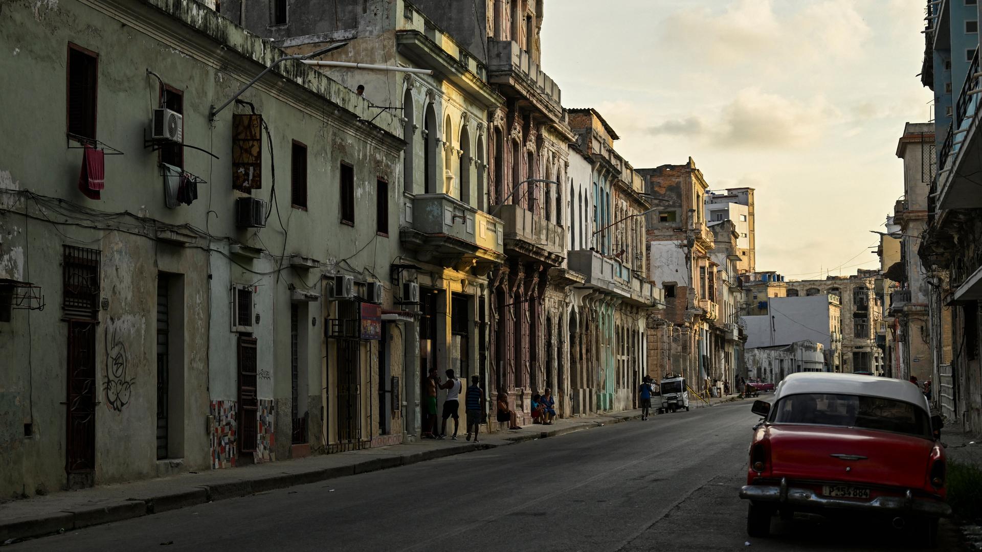 Auf einer Straße in Havanna gehen während des Stromausfalls nur sehr wenige Menschen. Auf einer Straße in Havanna gehen während des Stromausfalls nur sehr wenige Menschen.