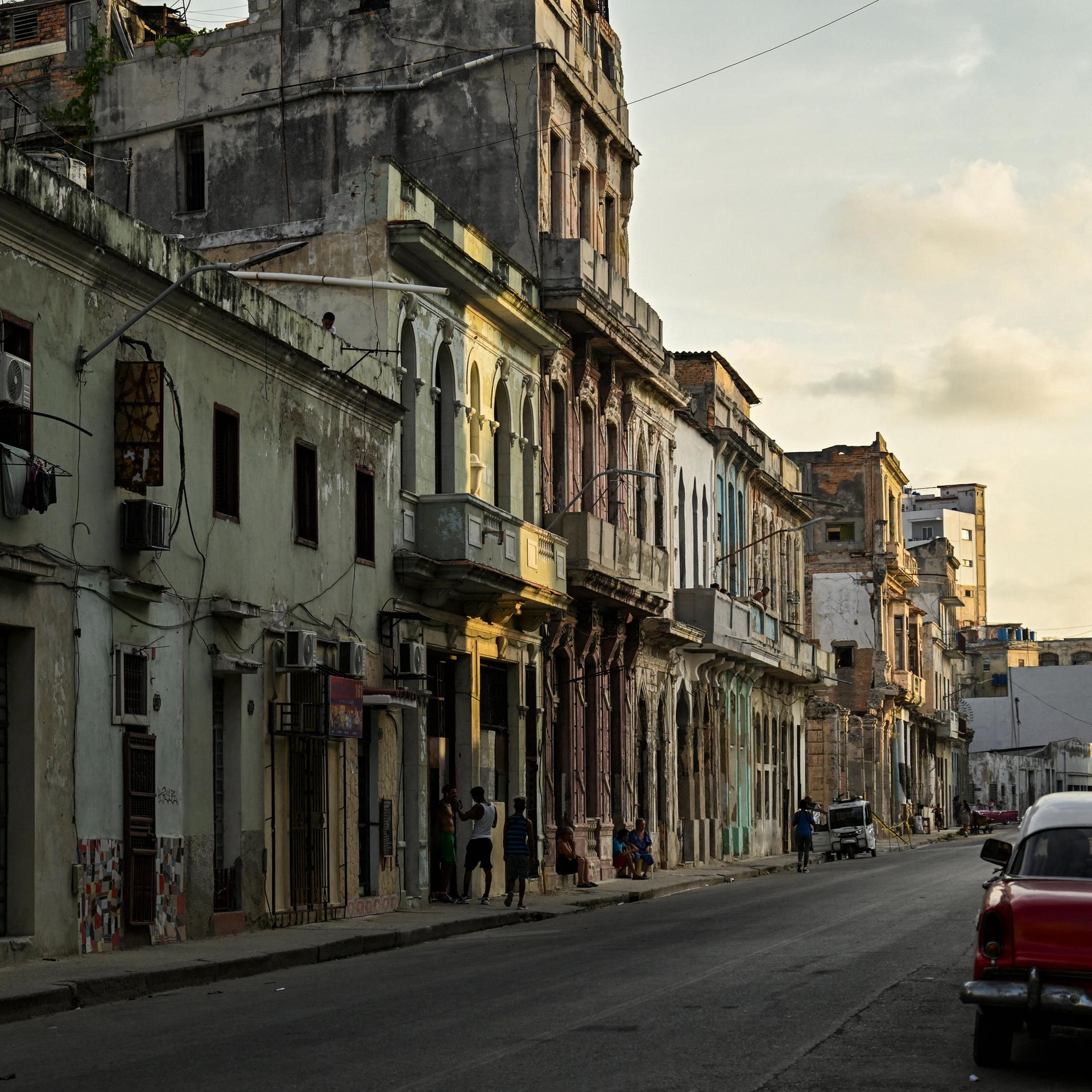 Auf einer Straße in Havanna gehen während des Stromausfalls nur sehr wenige Menschen.