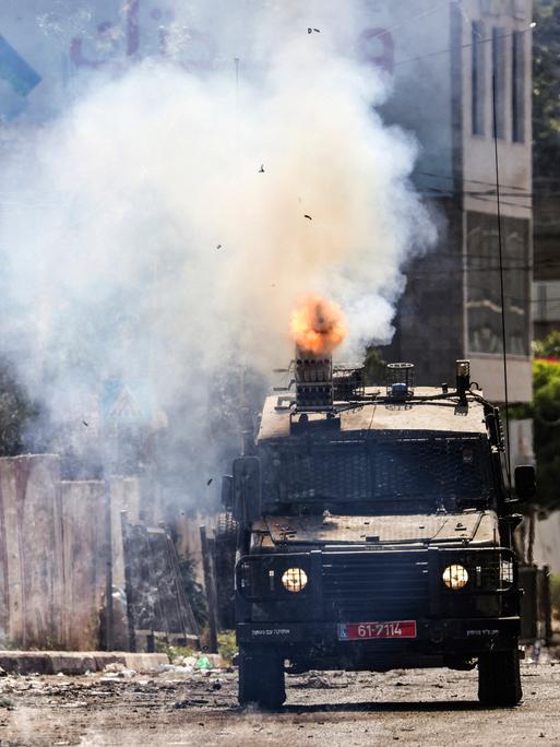 Aus einem gepanzerten israelischen Fahrzeug wird während der Militäroperation in Dschenin im Westjordanland gefeuert.