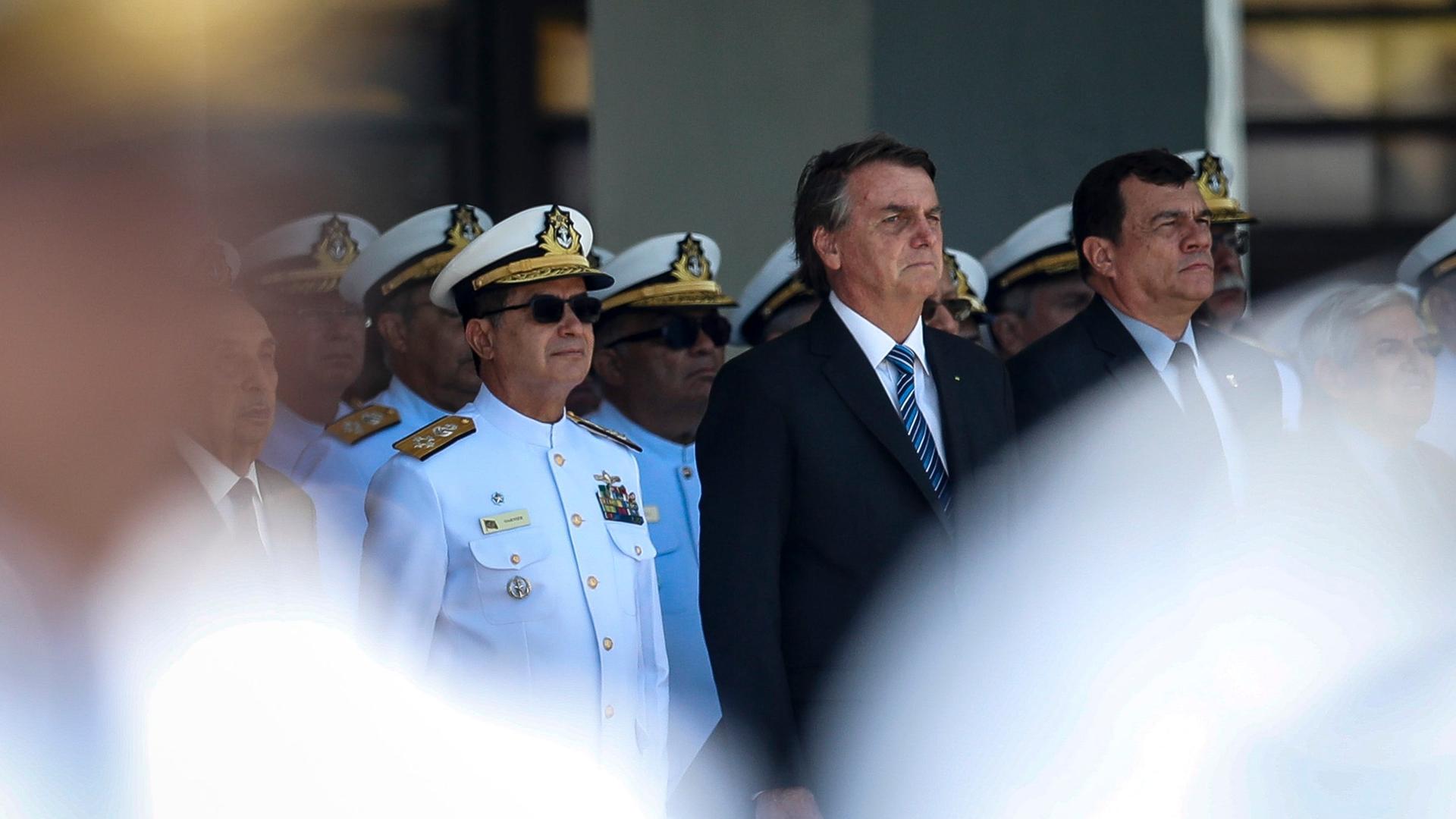 Der brasilianische Präsident Jair Bolsonaro nimmt anlässlich der Abschlussfeier einer Küstenschutz-Schule an einer Militärparade teil,