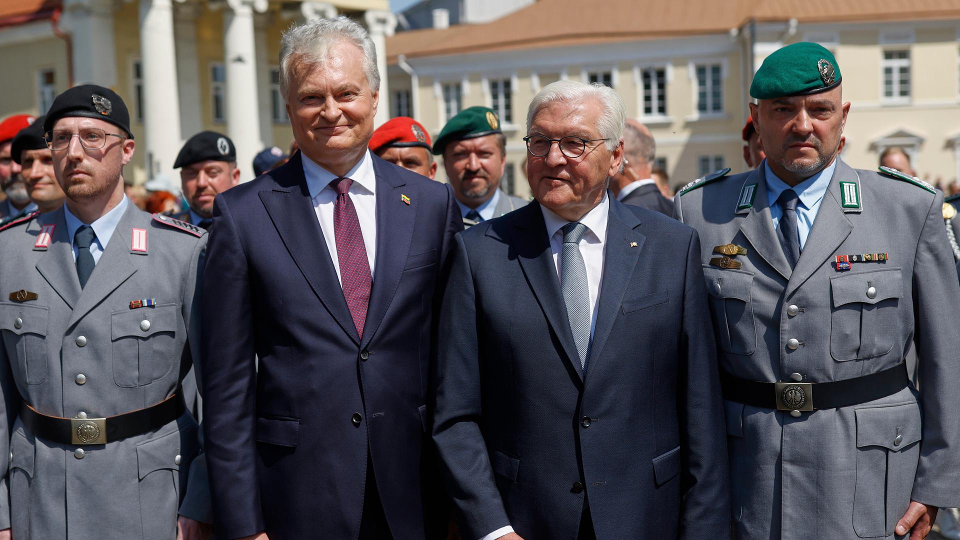 Zwei Präsidenten, zwei Soldaten und mehr: Szene vom Besuch des Bundespräsidenten in Litauen am 6. Juli 2025