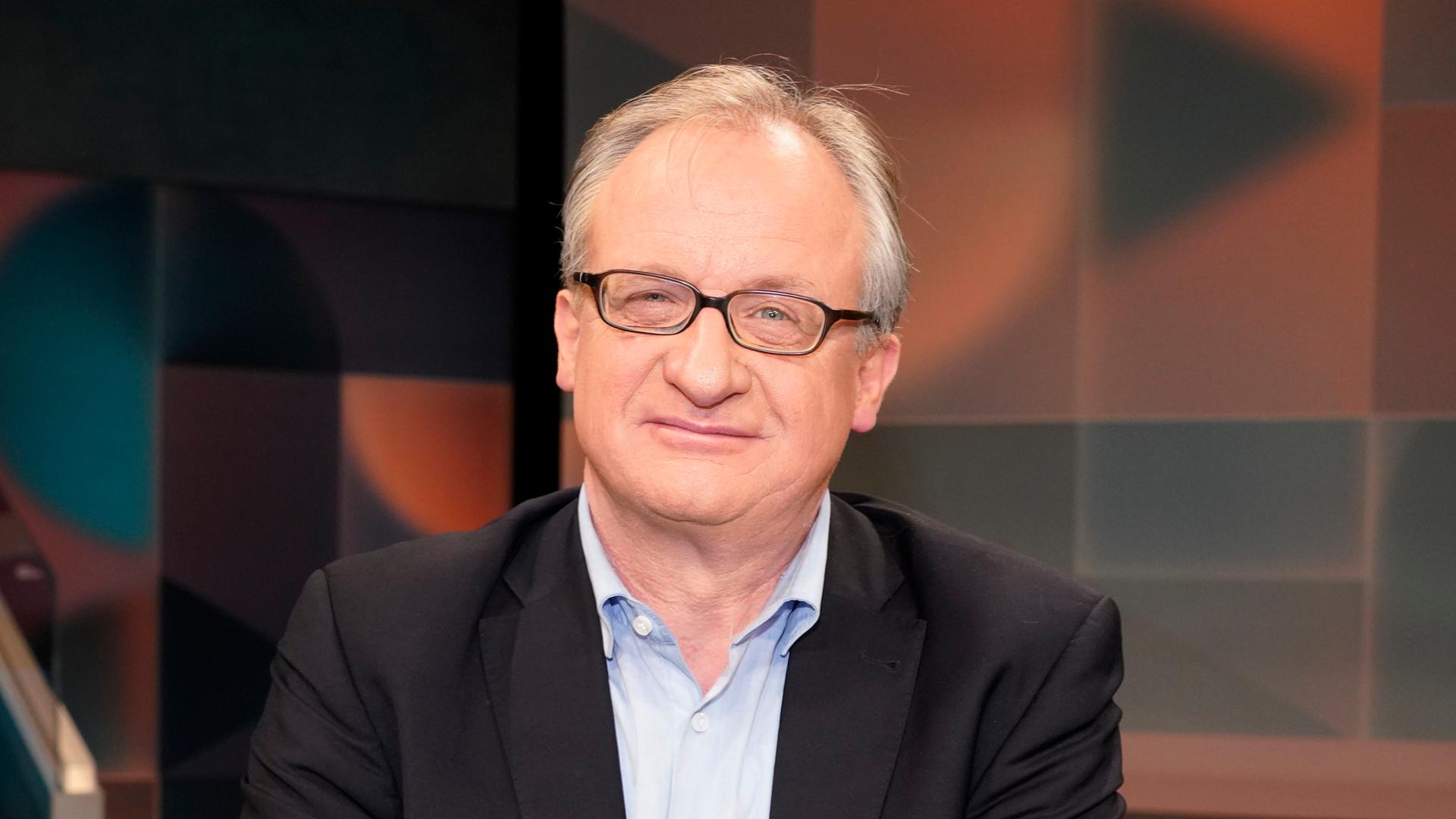 Albrecht von Lucke in einem Fernsehstudio Albrecht von Lucke in einem Fernsehstudio