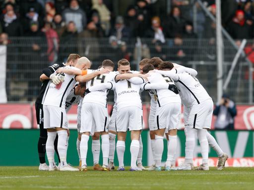Spieler der SV Elversberg im Kreis vor einem Spiel in der 3. Liga 