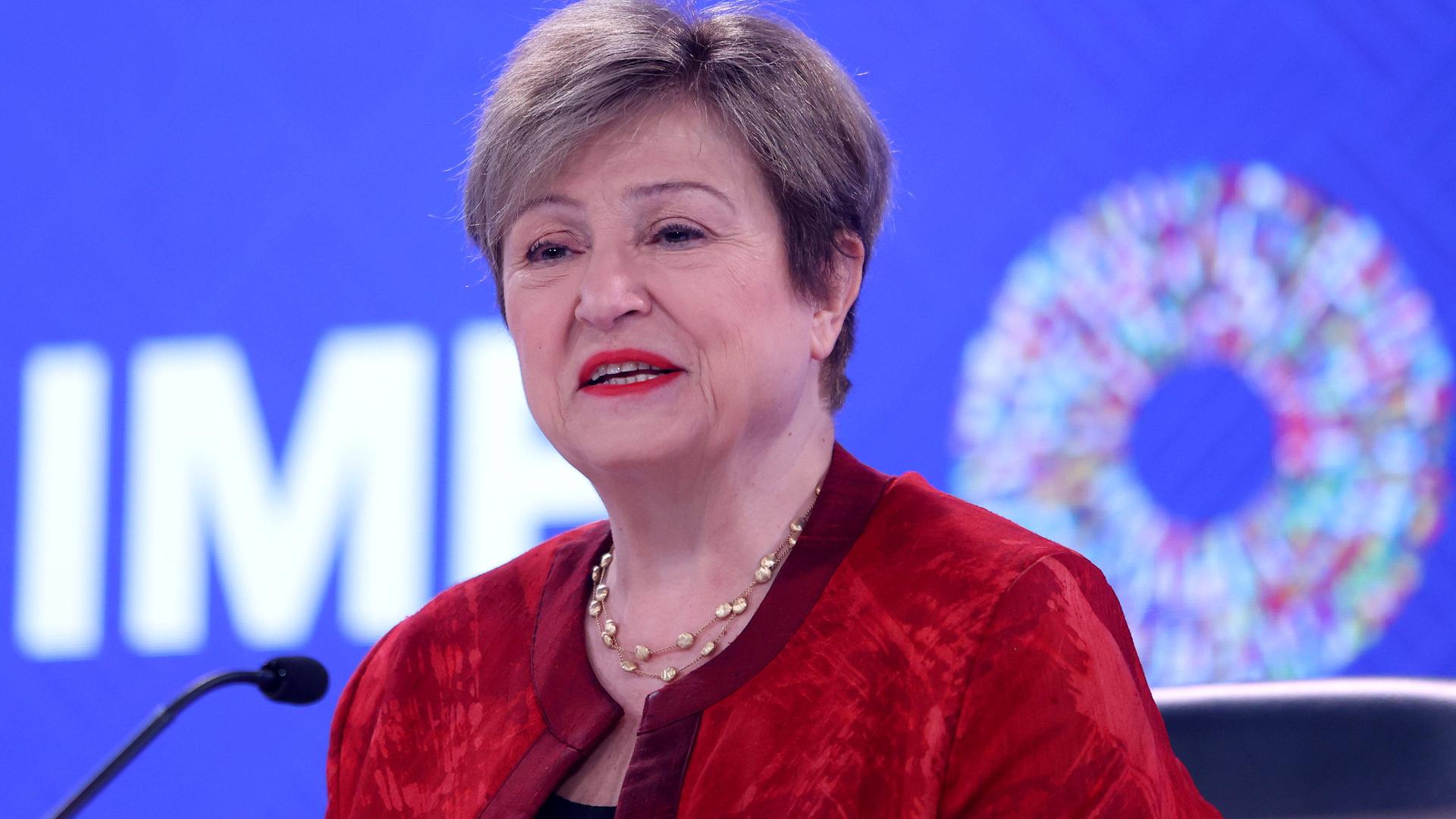 Kristalina Georgiewa, Chefin des Internationalen Währungsfonds, spricht bei einer Veranstaltung in ein Mikrofon.