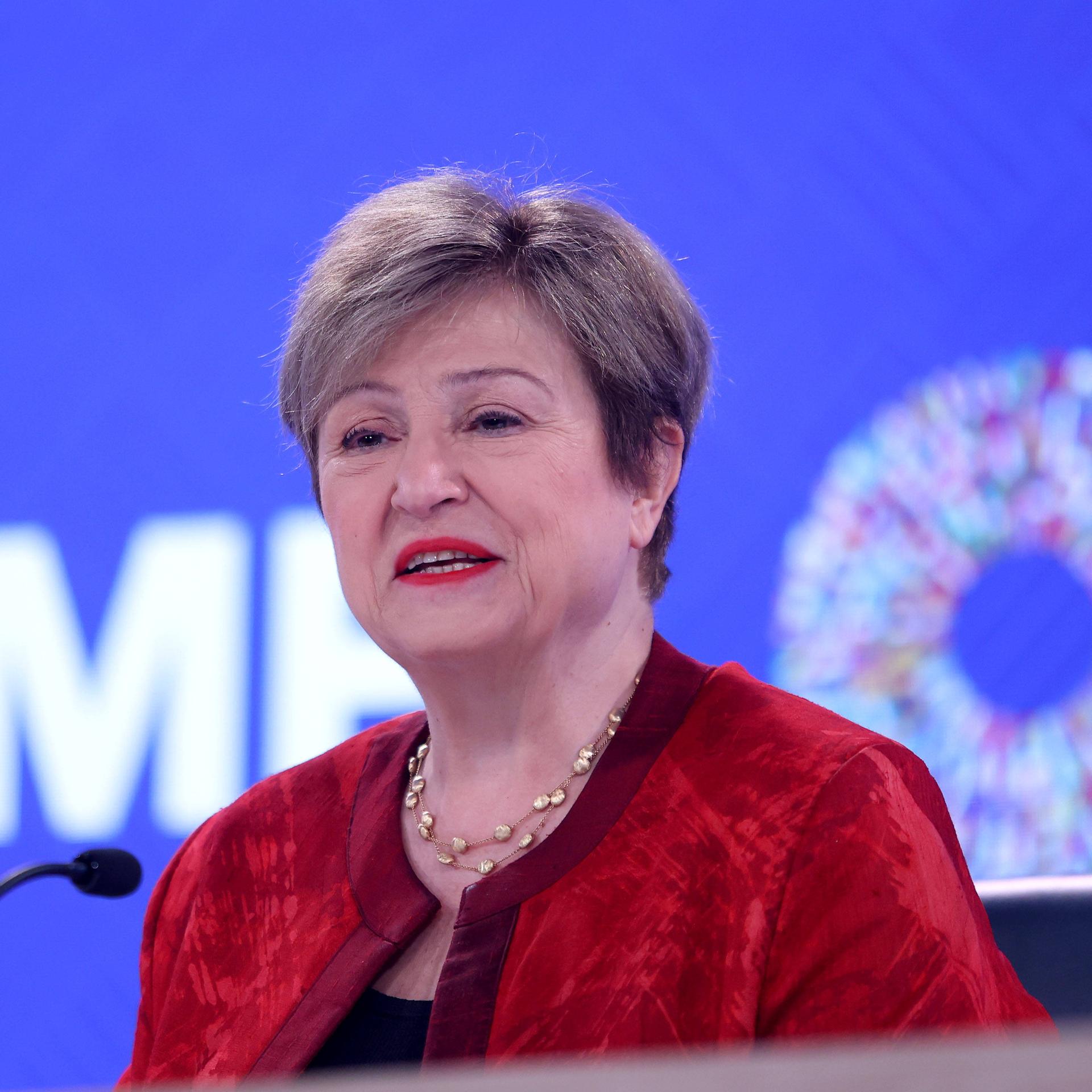 Kristalina Georgiewa, Chefin des Internationalen Währungsfonds, spricht bei einer Veranstaltung in ein Mikrofon.