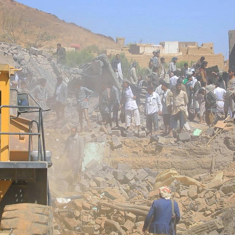 Menschen suchen in den Trümmern eines Hauses, das bei einem saudischen Luftangriff in der jemenitischen Provinz Saada getroffen wurde, nach Überlebenden.