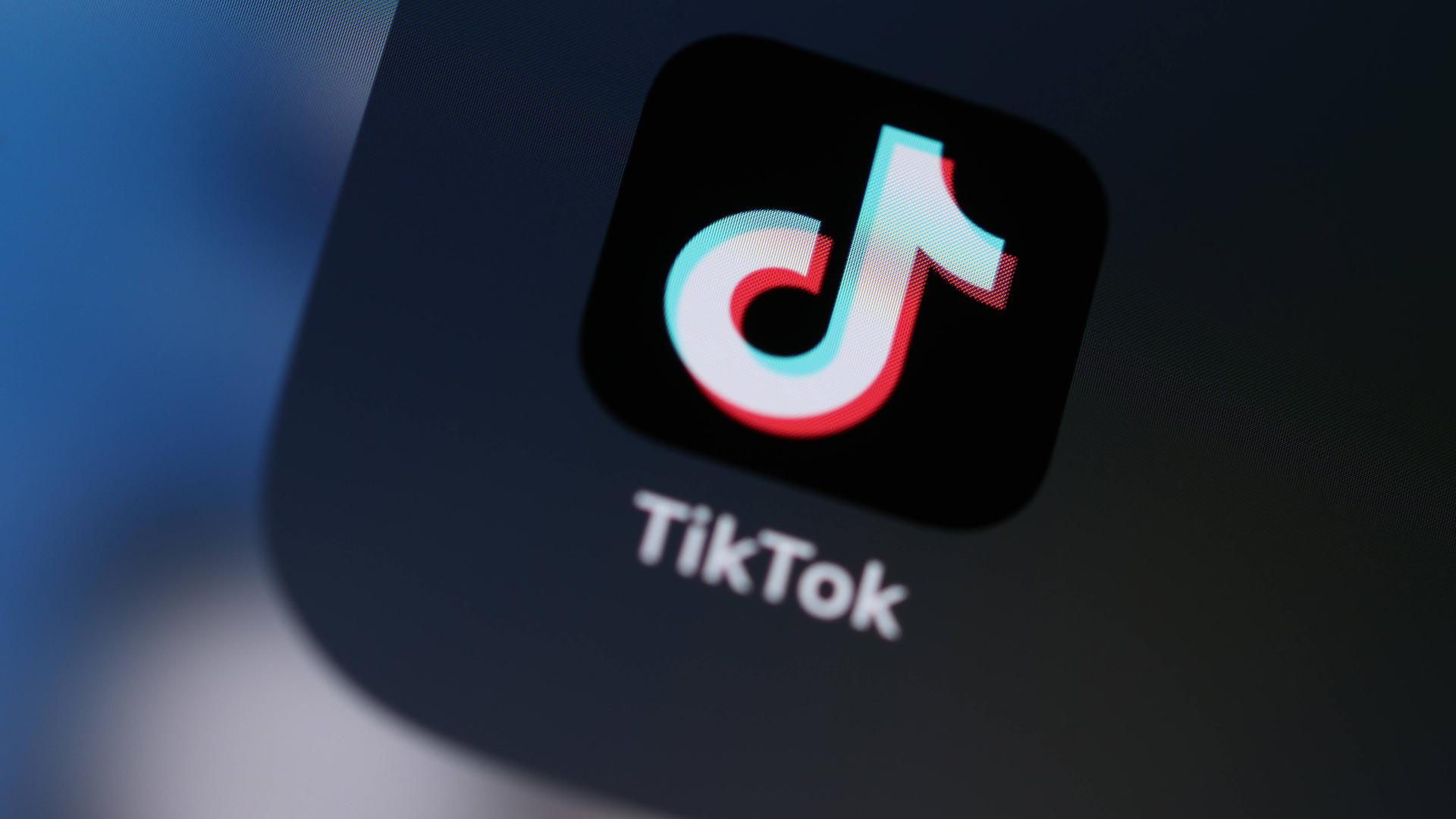 Auf einem Handybildschirm sieht man die Social-Media-App Tiktok.