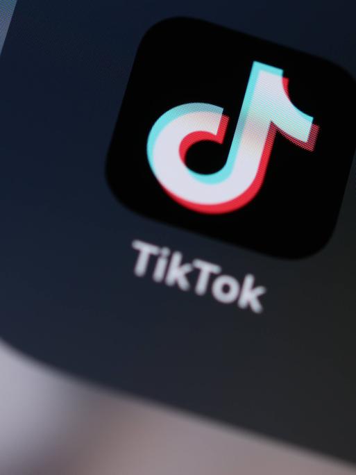 Auf einem Handybildschirm sieht man die Social-Media-App Tiktok.