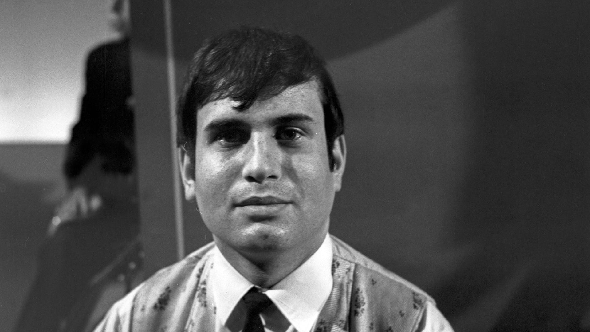 Schwarzweiß-Porträt von Drafi Deutscher als junger Mann in einem TV-Studio Schwarzweiß-Porträt von Drafi Deutscher als junger Mann in einem TV-Studio