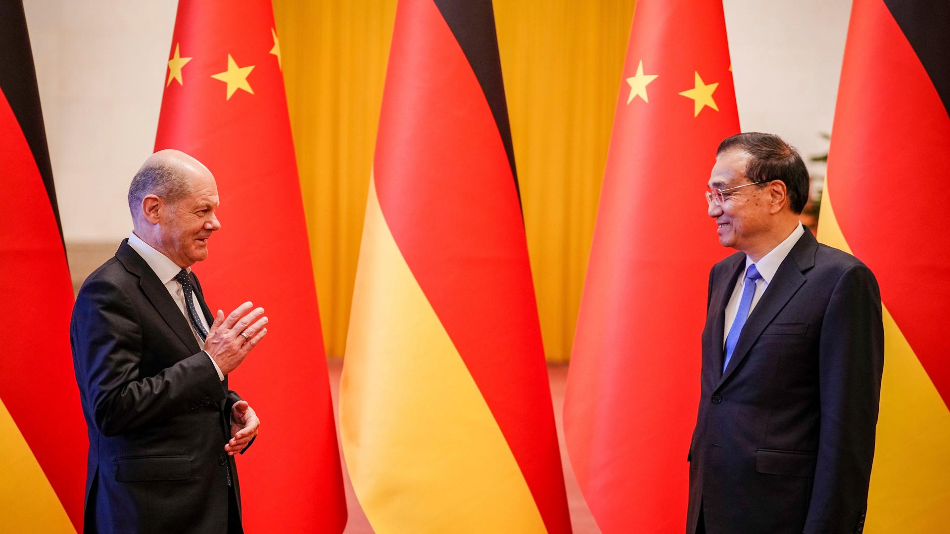 Bundeskanzler Olaf Scholz wird vom chinesischen Ministerpräsidenten Li Keqiang empfangen