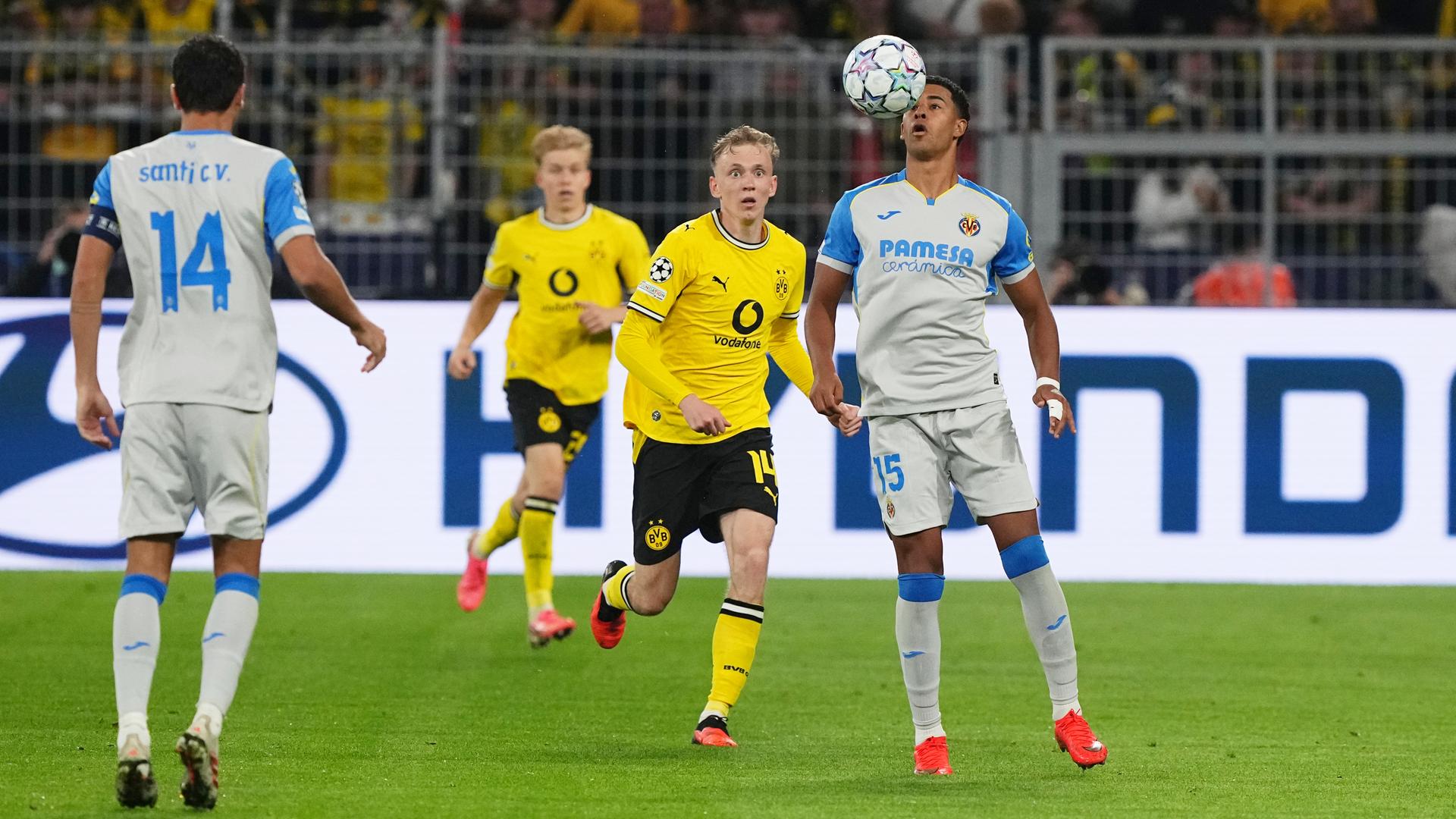 Borussia Dortmund gegen den FC Villarreal Borussia Dortmund gegen den FC Villarreal