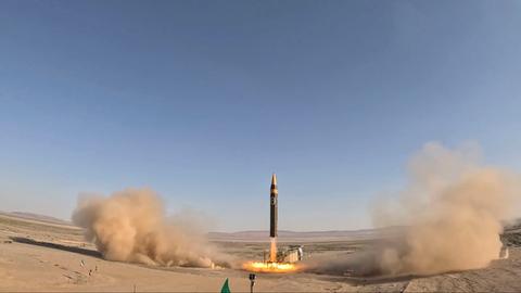 Die ballistische Rakete mit dem Namen "Festung" soll Ziele in einer Entfernung von bis zu 2000 Kilometern treffen können, wie Irans staatliche Nachrichtenagentur IRNA berichtete. 