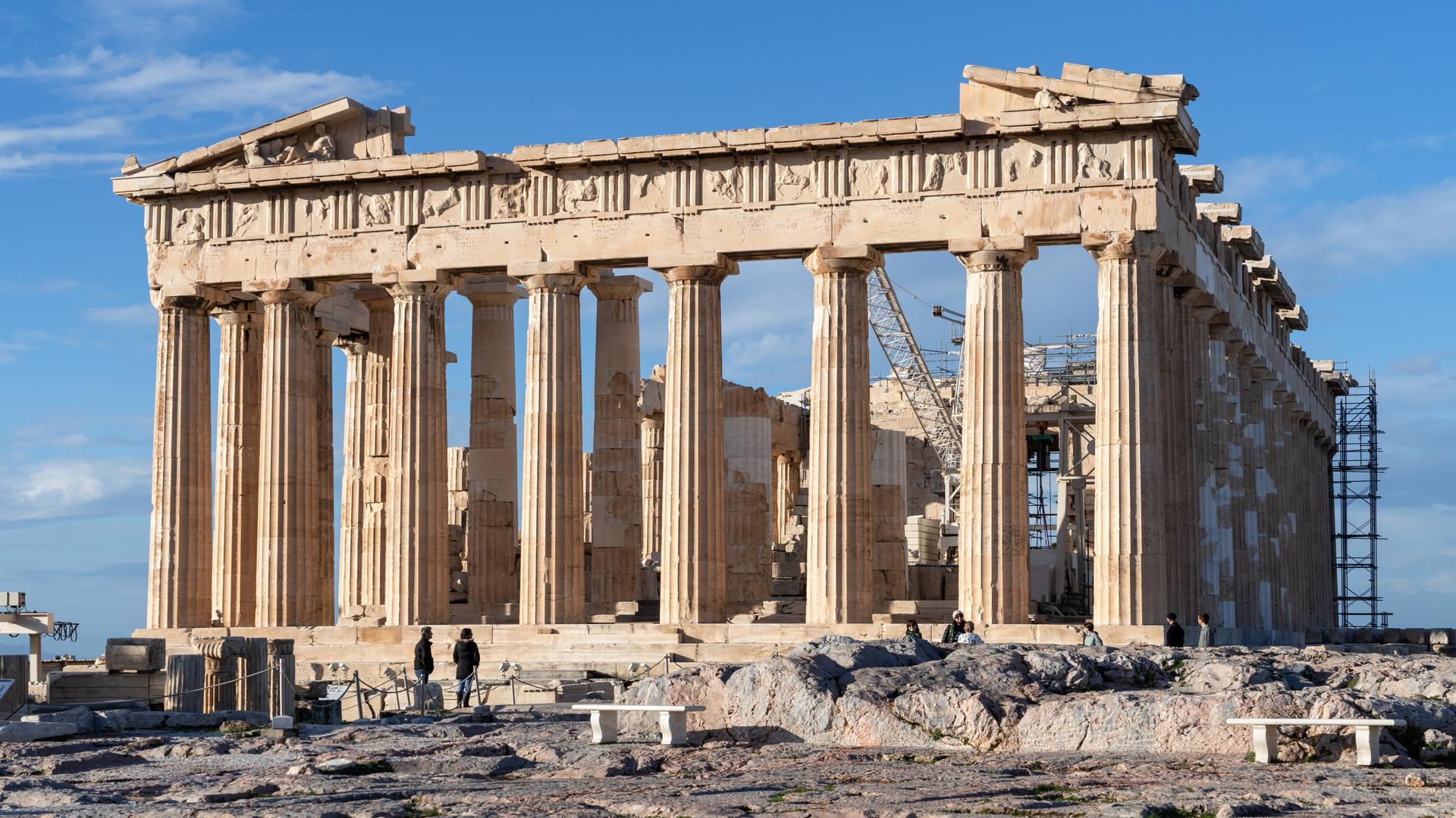Der Parthenon ist der größte Tempel der Athener Akropolis. Er hat seitlich sechs Mittel- und zwei Ecksäulen. Der Parthenon ist der größte Tempel der Athener Akropolis. Er hat seitlich sechs Mittel- und zwei Ecksäulen.