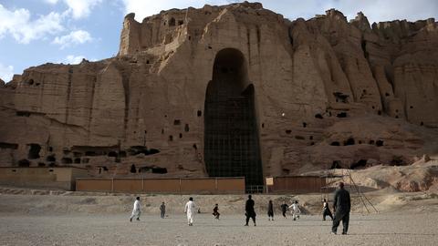 Ein Fußballfeld vor dem Berg , in dem einst die Buddha-Statuen standen 