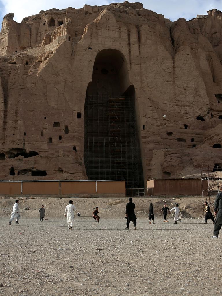 Ein Fußballfeld vor dem Berg , in dem einst die Buddha-Statuen standen 