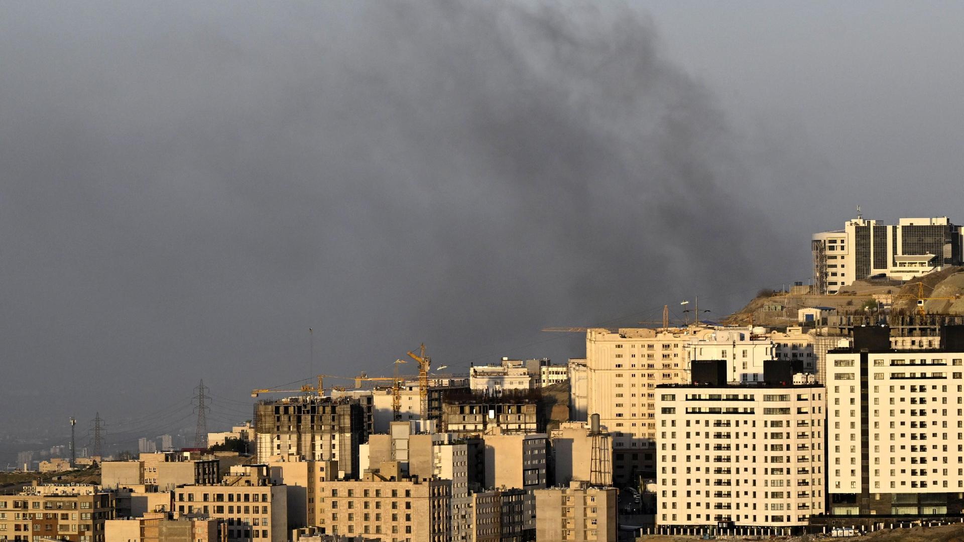 Rauch über Teheran nach einem Luftangriff am 5. April 2026.