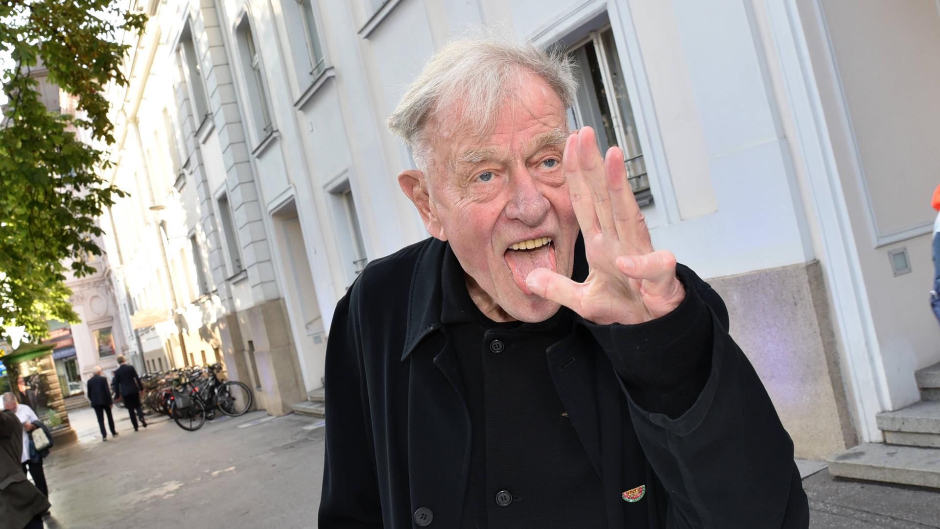 Theatermann Claus Peymann streckt die Zunge heraus. 2023 im Rahmen der Salzburger Festspiele Theatermann Claus Peymann streckt die Zunge heraus. 2023 im Rahmen der Salzburger Festspiele