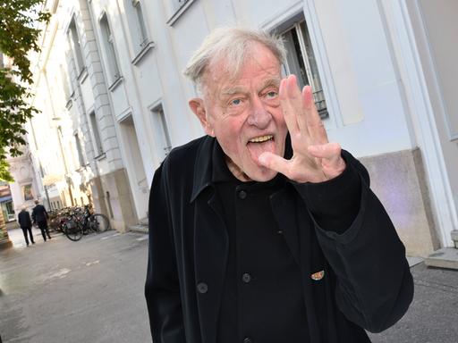 Theatermann Claus Peymann streckt die Zunge heraus. 2023 im Rahmen der Salzburger Festspiele