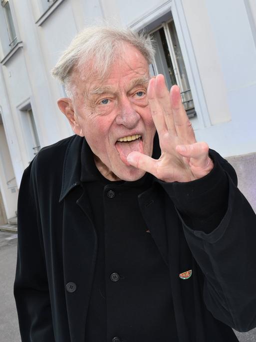 Theatermann Claus Peymann streckt die Zunge heraus. 2023 im Rahmen der Salzburger Festspiele Theatermann Claus Peymann streckt die Zunge heraus. 2023 im Rahmen der Salzburger Festspiele