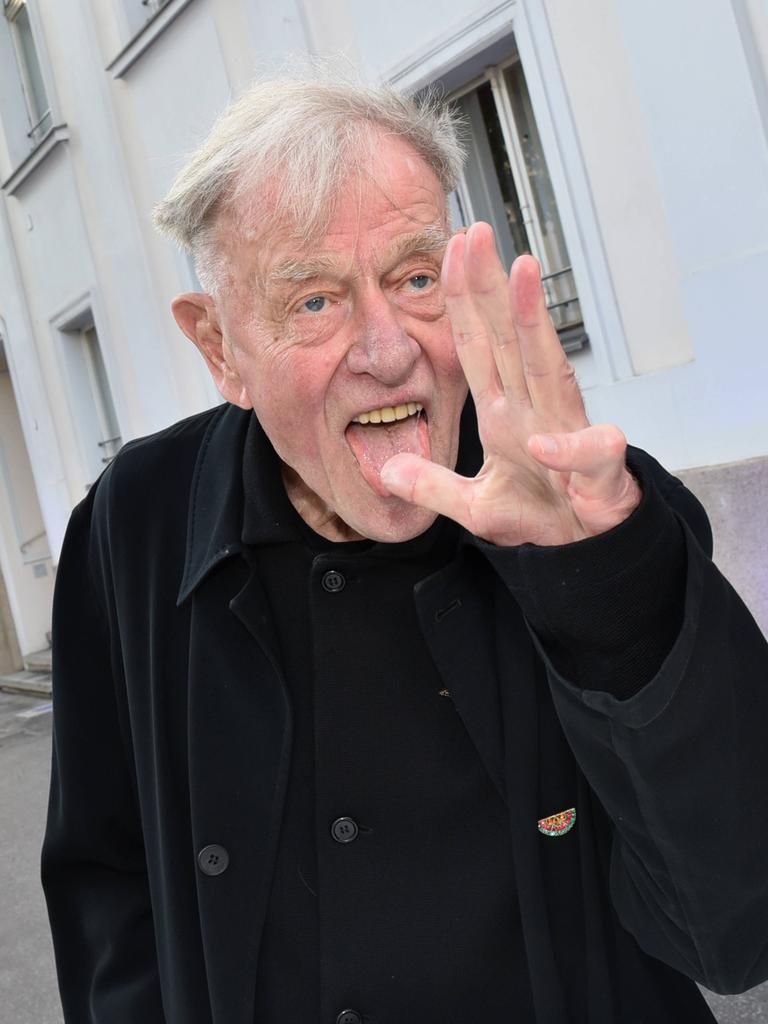 Theatermann Claus Peymann streckt die Zunge heraus. 2023 im Rahmen der Salzburger Festspiele