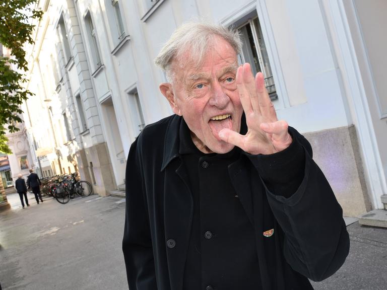 Theatermann Claus Peymann streckt die Zunge heraus. 2023 im Rahmen der Salzburger Festspiele Theatermann Claus Peymann streckt die Zunge heraus. 2023 im Rahmen der Salzburger Festspiele